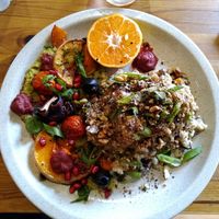 Risotto de shitake com molho de ervilhas e wasabi com vegetais do outono no forno com pesto de beterraba. at Princesa do Castelo in Lisbon