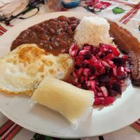 Almuerzo inklusive Getränk, Yucatan, Reis, Rote Beete Salat, Bohnen, Banane at Restaurante La Momposina in Bolivar