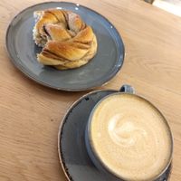 Cappuccino with oat milk and a cinnamon roll at Godt Brød Thomas Angells Gate in Trondheim