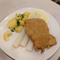 Veganes Schnitzel Wiener Art mit Spargel und Petersilienkartoffeln at Cafeteria Zur Rosen in Jena