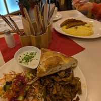 Vorne: Plantbased Gyros, hinten: Curry-Sojasteak mit Polenta at Cafeteria Zur Rosen in Jena