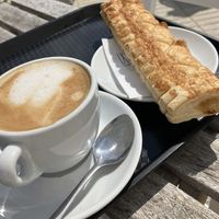 Long vegan apple roll with café con leche avena. May 2025  at Forn Sant Salvador in Tarragona