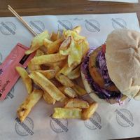 Veganer Burger & Pommes :) at PinsinoGiusto - San Teodoro in San Teodoro