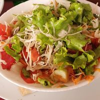 Insalata con olive, pomodori, cetrioli e cavolo at The Square Pub in Kotor