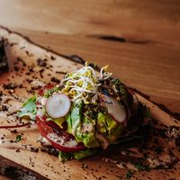 Smørrebrod mit Avocado und Tomate  at Die Schanze in Winterberg