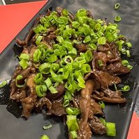 Porção de shimeji na chapa. É feito com manteiga, mas veganos podem pedir pra fazer no óleo. at Rock. Temakeria • Londrina in Londrina