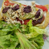 Tostada con tofu at À Tantôt in Rouen