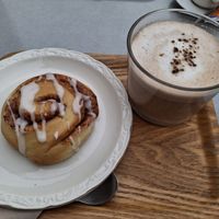 Cinnamon roll and chai latte at À Tantôt in Rouen