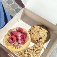 Deluxe cookie, chocolate chip cookie and gateaux at À Tantôt in Rouen