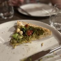 Pizza con pomodorini crema di basilico verdure e noci  at Re al Quadrato in Montepulciano