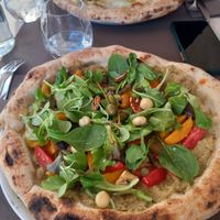 Pizza vegana con verdure di stagione, pesto di zucchine capperi e noci varie at Re al Quadrato in Montepulciano