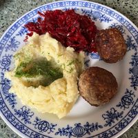 Frikadelle with mashed potatoes and boiled beetroot. at Korzenie Kuchnia Roślinna  in Szczecin