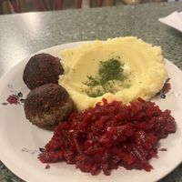 Frikadelle mit Kartoffelpüree und rote Beete (mir fehlte Sauce) -> solide und gut!  at Korzenie Kuchnia Roślinna  in Szczecin