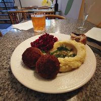 Frikadelle with mashed potatoes and cooked grated beetroot salad at Korzenie Kuchnia Roślinna  in Szczecin