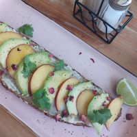 Princess Peach Bread (Cashewfrischkäse, Avocado, Pfirsich, Koriander) at DOA in Bad Nauheim