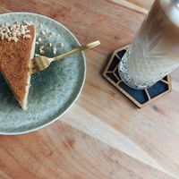 Lotus Kuchen und Iced Vanilla Latte mit Hafer Milch at DOA in Bad Nauheim