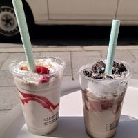 Strawberry cheesecake and Oreo milkshakes at Breadbox in Munich