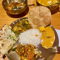 BUTTER TOFU MASALA, PUFFED ROTI WITH BEAN SAUCE, TOFU JALFREZI AND MIX KULCHA omgg goood🥹  at Ahaara Veda Indian in Koh Phangan