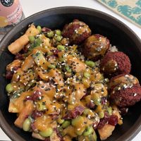 selfmade bowl with beetroot falafel & spicy peanut sauce. special edition collaboration kombucha on the side. #Veganuary at MA‘LOA Poké Bowl Dresden in Dresden