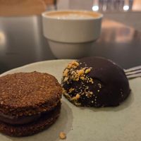 Alfajor de chocolate con mantequilla de cacahuetes, y brownie de chocolate negro, dátiles, mantequilla de cacahuetes y nueces, bañado en chocolate 🤤 at Philosopheat in Barcelona