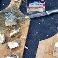 blauschimmelkäse mit mediterraner tomaten-kräuter-schicht 9,50€/150g at VEEZE in Oldenburg