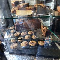 Only the bananabreads are vegan at Motors Coffee in Paris