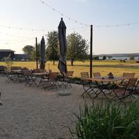 Outdoor seating at Zum Hutmacher in Maur