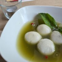 Frische hausgemachte Mochi gefüllt mit Sesamcream im Matcha-ingwer Brühe at LaLa Noodle of Sichuan in Berlin