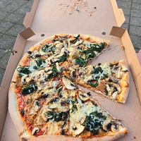 Vegane pizza mit Seitan, Pilzen und Spinat at Bibo‘s in Witten