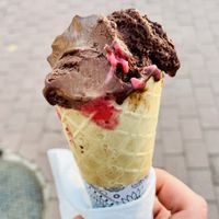 Dunkle Schokolade und Waldfrucht (beides vegan)  at Chelado Mogán in Gran Canaria