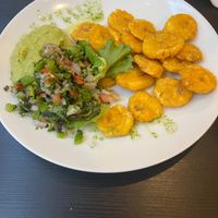 platanos with guac at Mango & Caoba in Barcelona