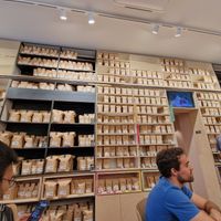 Sells coffee and tea at Koffie Onan in Leuven