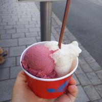 Birnen- und Brombeereis at Eisboutique Eisdiele in Zirndorf