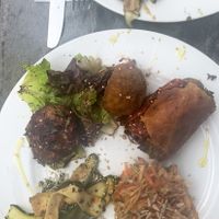 Petites assiettes de mets très fins et savoureux : Les plus délicieuses boulettes de haricot rouge ever, un roulé au brocoli a tomber par terre, une boulette patate/riz tte douc at Carmen Ragosta in Paris