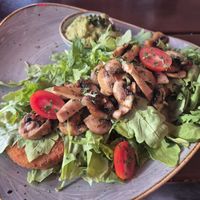 Veganes Gemüseschnitzel mit Pilz, Tomaten, Ruccola Belag, Guacamole Dip at platt und belegt in Munich