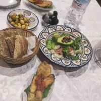 Gegrillte und panierte Aubergine und Salat mit Avocado at Azizi in Midelt