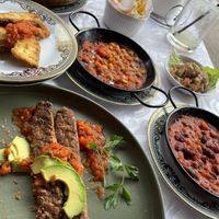Vegane Bohnenspieße, Bohnenpfannen, Salat, Pommes, frittierte Aubergine, Nudelauflauf mit Käse (vegetarisch)  at Azizi in Midelt