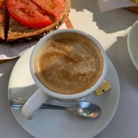 Café c/ leite de soja (2,90€) at Metro da Trindade in Porto