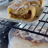 Kuchenvitrine at Cafe Harvest in Vienna