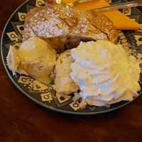 Apfelstrudel mit Eis und Schlag at Cafe Harvest in Vienna