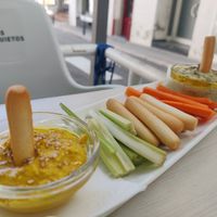 Hummus de cúrcuma i d'alfàbrega amb bastonets, pastanaga i api at El Racó de la Mar in Portbou