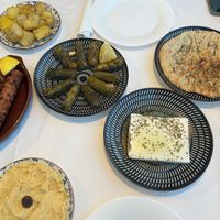 Von oben links nach unten rechts: gebratene Kartoffeln, gefüllte Weinblätter, Pita, veganes Kebap, veganer Feta und Hummus.  at Taverna Mezedofolia in Crete