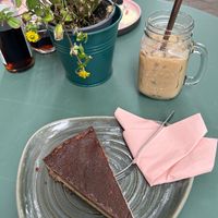 Cookie Dough Kuchen + Iced Latte mit Hafermilch  at Lieblingskaffee in Osnabrueck