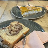 Cinnamon swirl und milchreis mit mango kuchen 🩷💛  at Lieblingskaffee in Osnabrueck