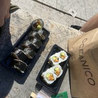 Zwei als vegan gekennzeichnete Sushi Varianten  at Oceánico Sushi Shop  in Bilbao