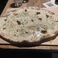 FOURME D'AMBERT DES NEIGES [VÉGÉTARIENNE]
crème, oignons, fourme d'ambert, noix, figue séchée:  at Mama Bubbele in Strasbourg