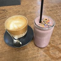 Veganer Cappuccino und Smoothie   at Café Hin & Veg in Leipzig