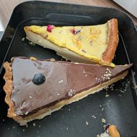 Käsekuchen + Snickerskuchen at Café Hin & Veg in Leipzig