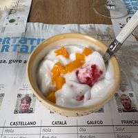Yogur de coco con mermelada y mango  at Troskaeta Taberna in Ataun