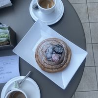 Vegan pastry with berries  at Pasticceria Pavòn in Peschiera Del Garda